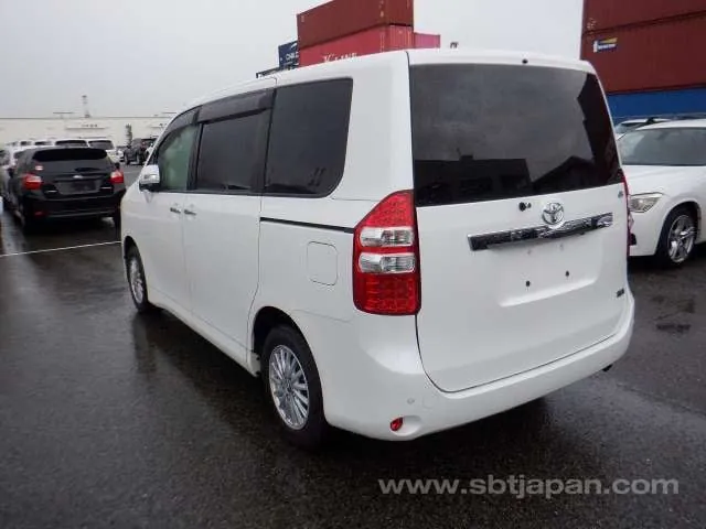 Toyota Noah 2011 photo 3