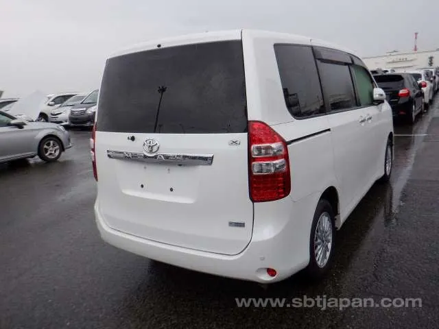 Toyota Noah 2011 photo 4