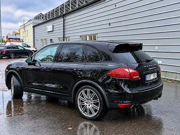 Porsche Cayenne Turbo 2011 photo 2