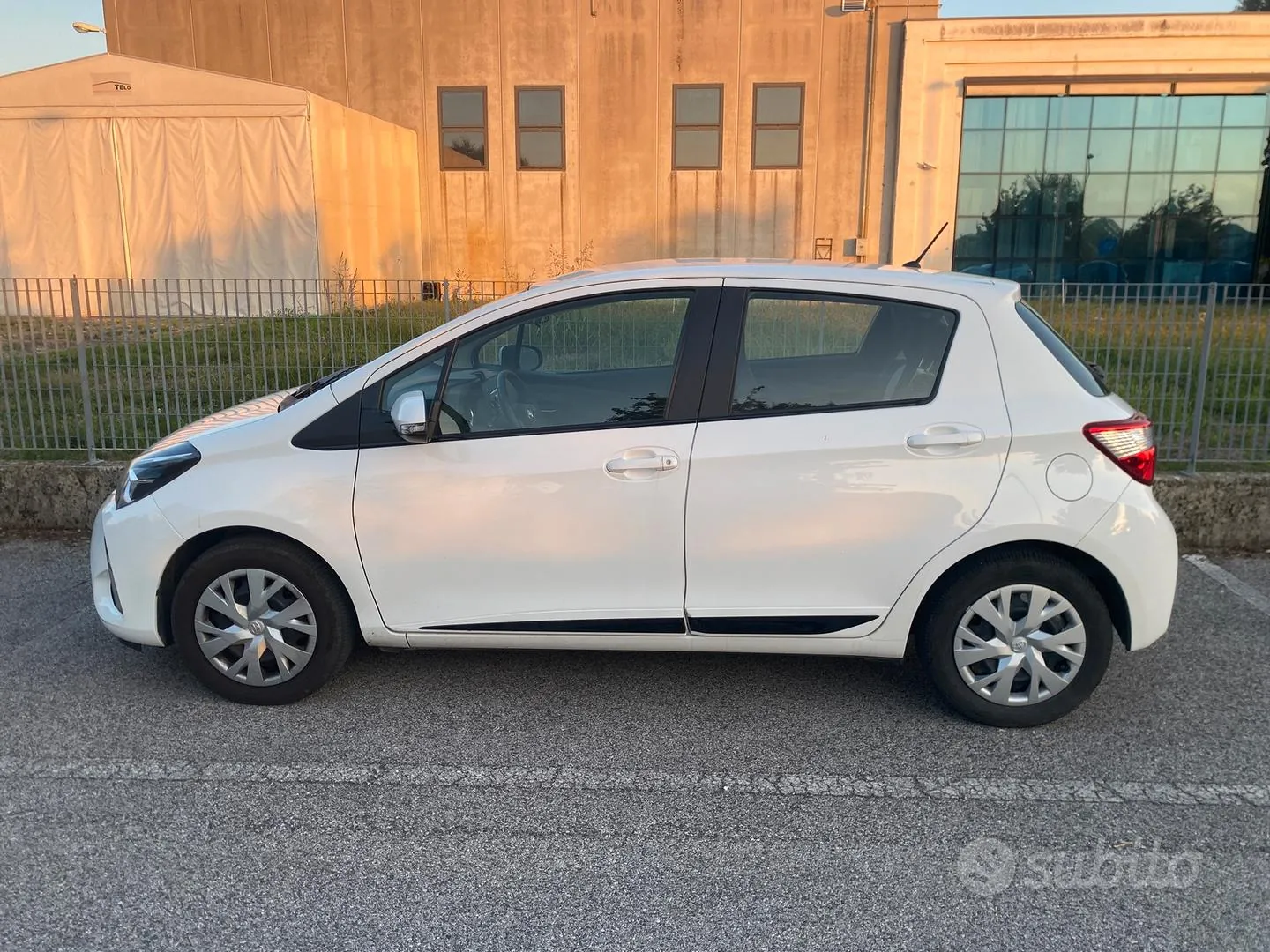 Toyota Yaris 2017 photo 2