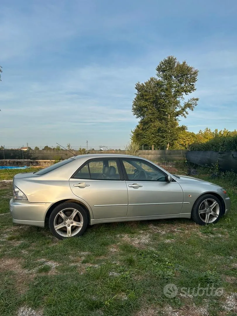 Lexus Is200
