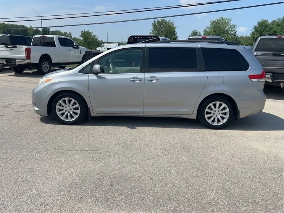 Toyota Sienna 2011 photo 3