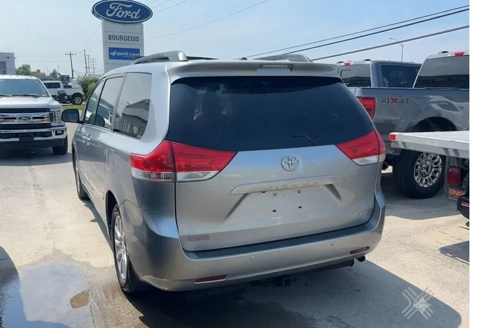 Toyota Sienna 2011 photo 4