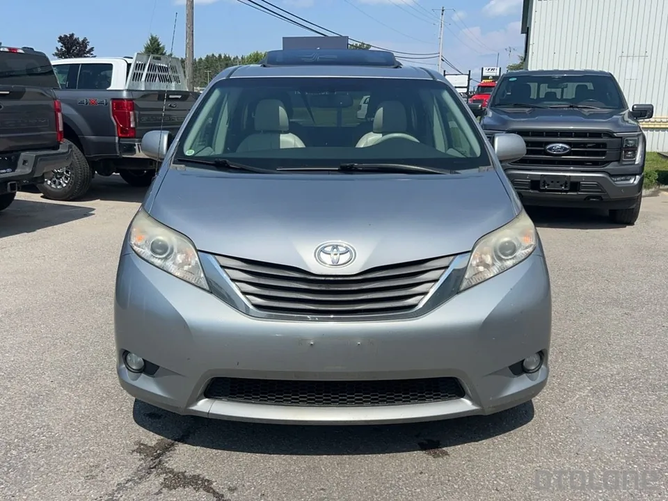 Toyota Sienna 2011 photo 2
