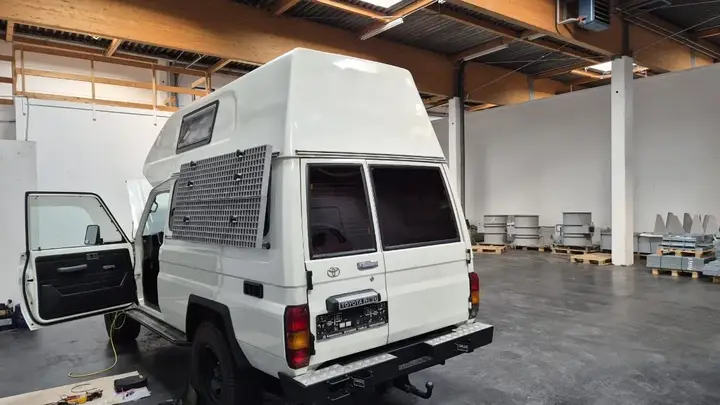Toyota Land Cruiser 2000 photo 2