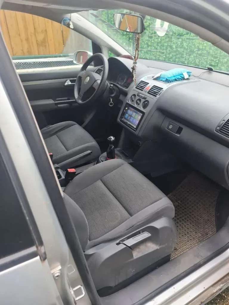 Volkswagen Touran 2009 photo 2