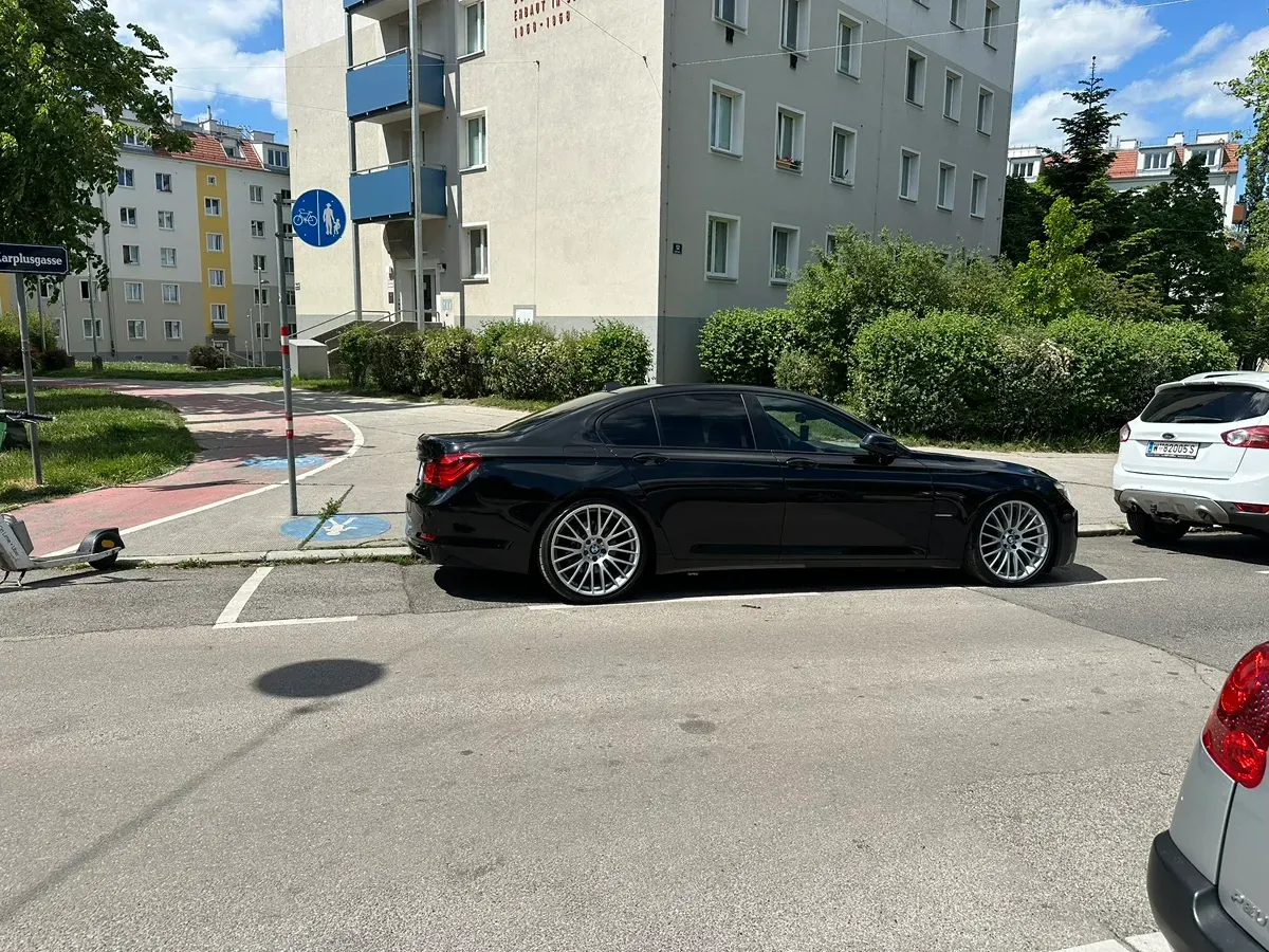 BMW 7 Series 2011 photo 3