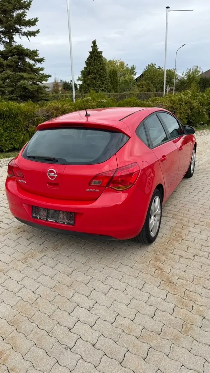 Opel Astra 2011 photo 3