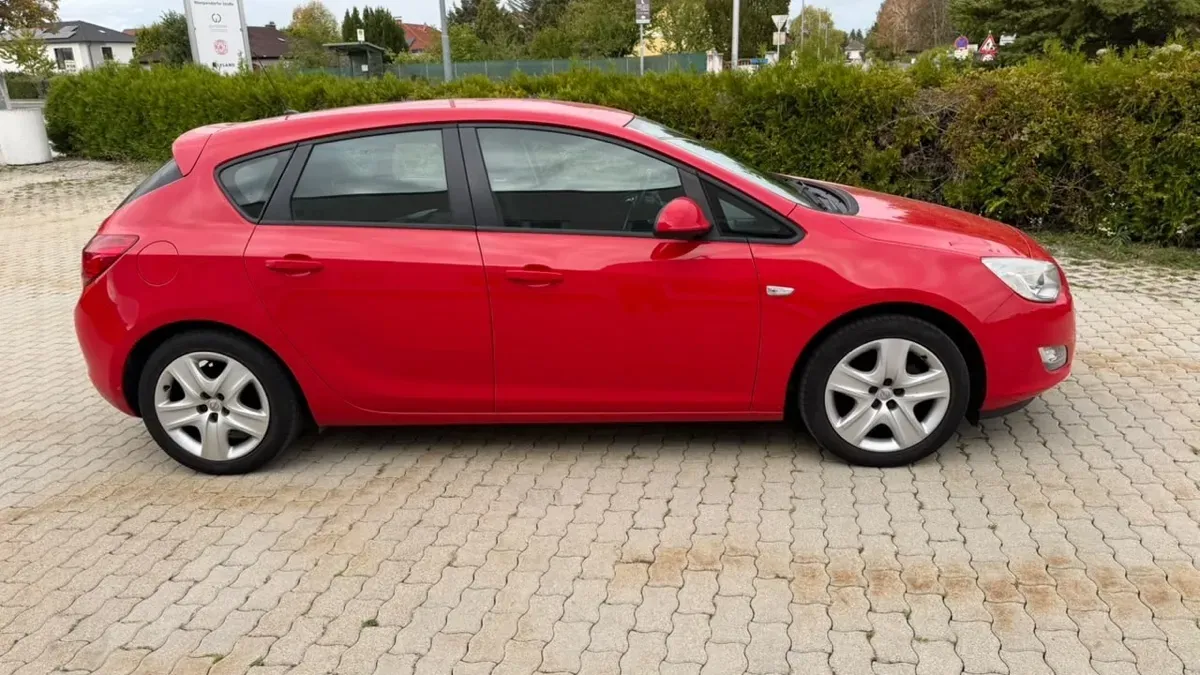 Opel Astra 2011 photo 2