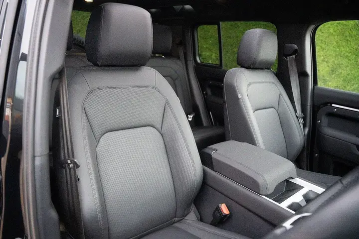 Land Rover Defender 110 2025 photo 2