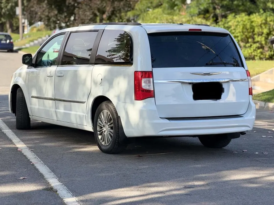 Chrysler Town & Country 2015 photo 3