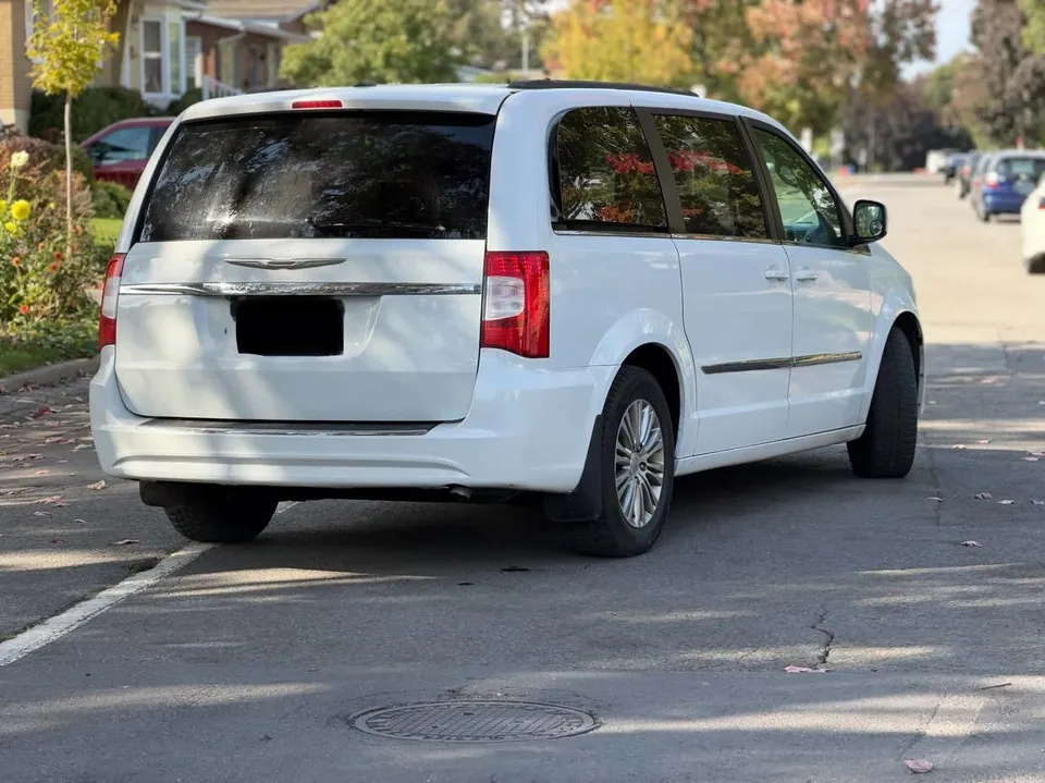 Chrysler Town & Country 2015 photo 2