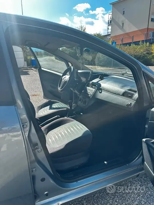 Fiat Grande Punto 2009 photo 2