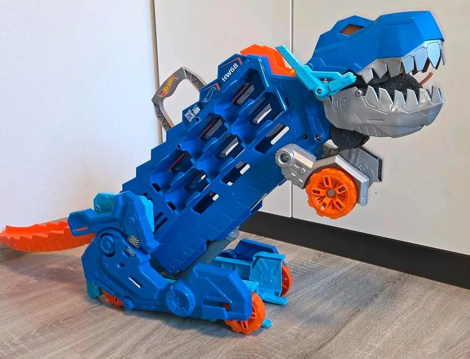 Hot Wheels Ultimate T-Rex Dino Transporter Hw 68
