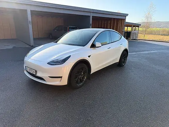 Tesla Model Y 2025 photo 2