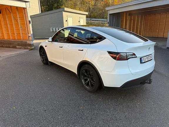 Tesla Model Y 2025 photo 4