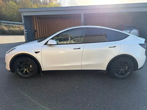 Tesla Model Y 2025 photo 3