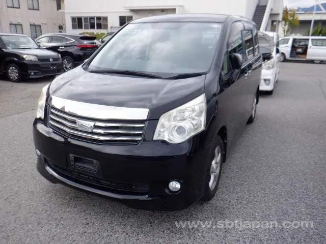 Toyota Noah 2013 photo 2