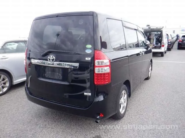 Toyota Noah 2013 photo 4