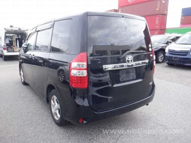 Toyota Noah 2013 photo 3