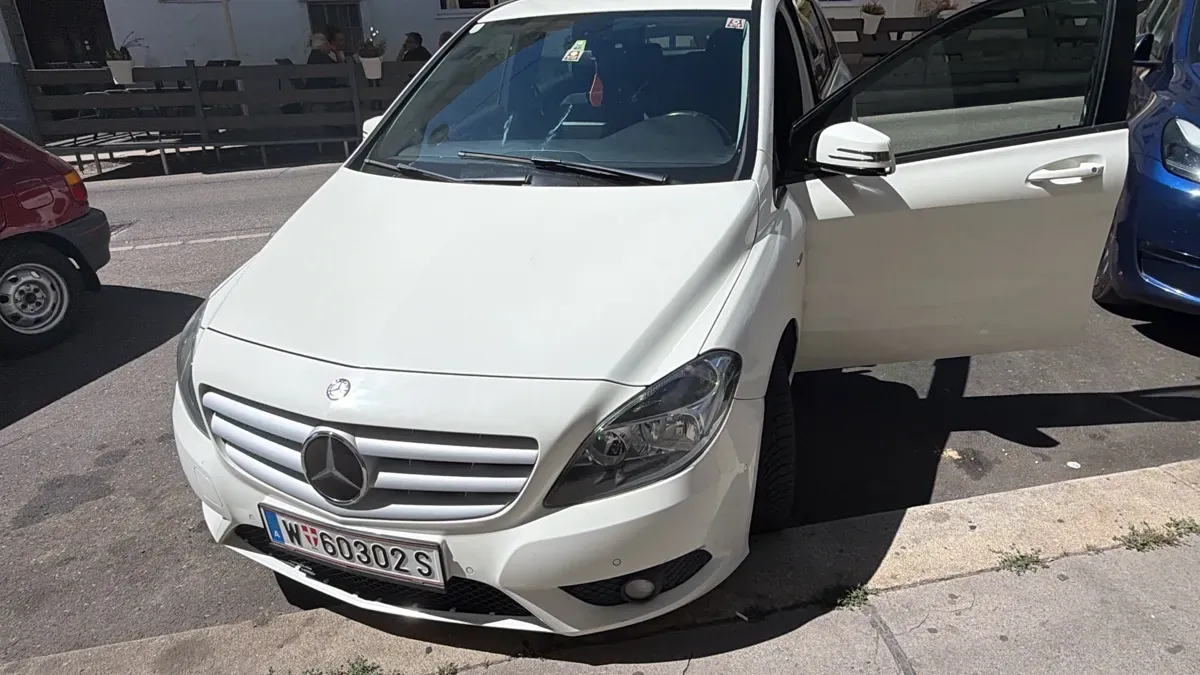 Mercedes-Benz B-Class 2012 photo 2