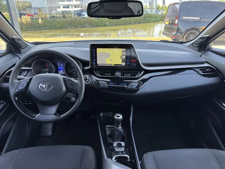 Toyota C-Hr 2018 photo 3