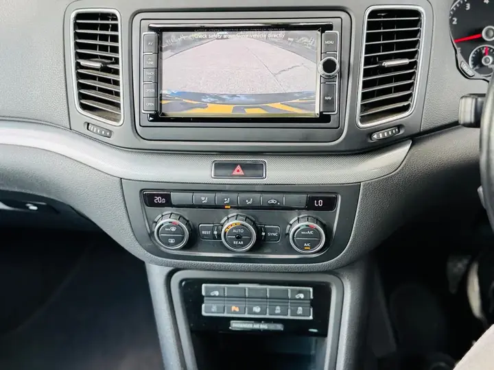 Volkswagen Sharan 2012 photo 2
