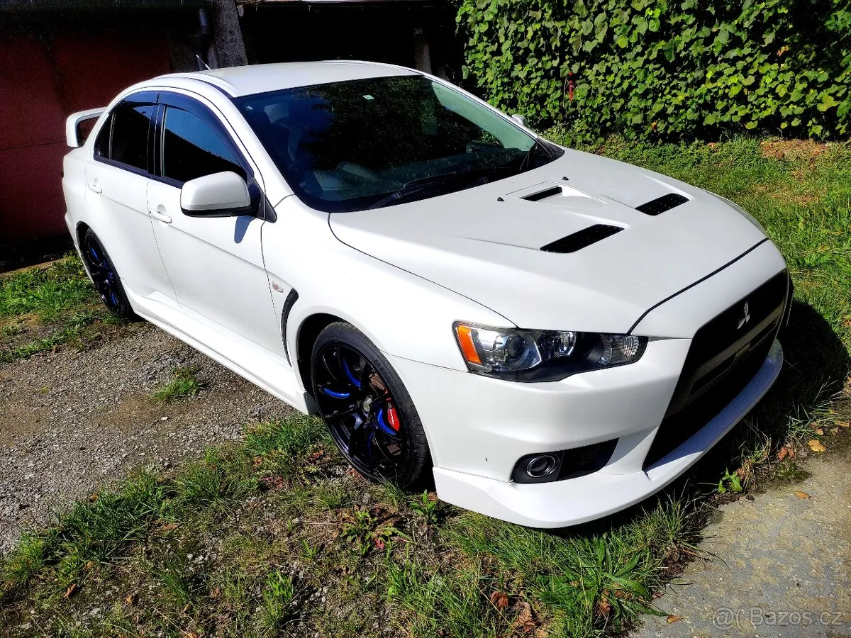 Mitsubishi Lancer Evolution X 2009 photo 2