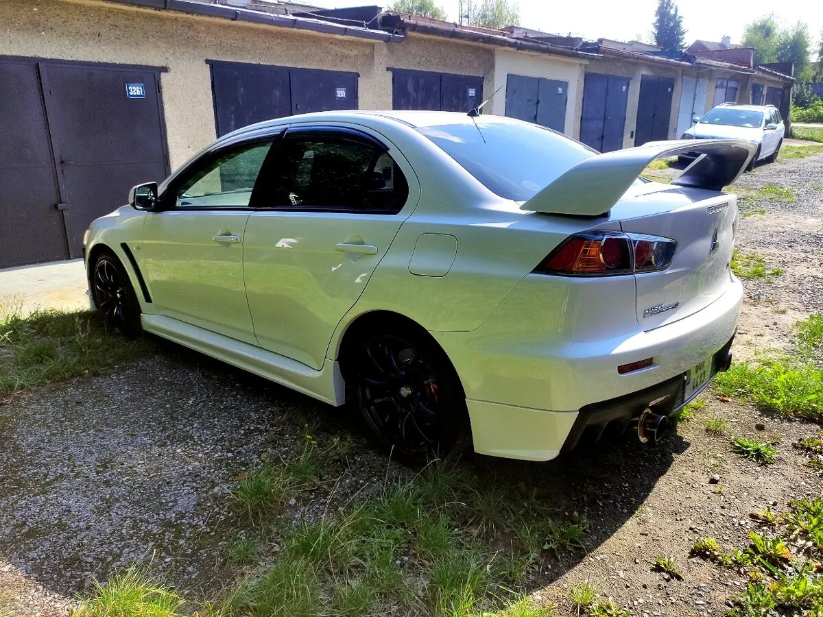 Mitsubishi Lancer Evolution X 2009 photo 3