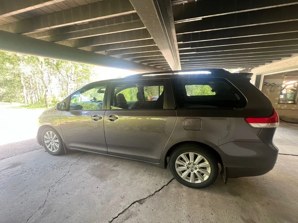 Toyota Sienna 2014 photo 2