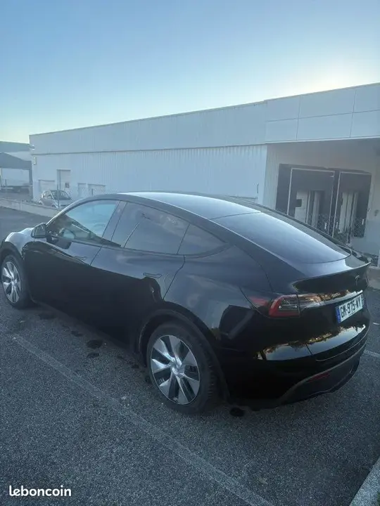 Tesla Model Y 2023 photo 2
