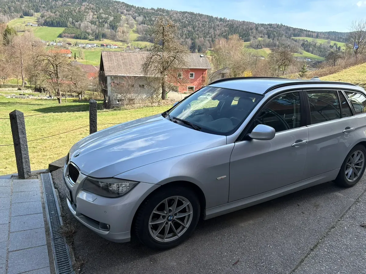 BMW 3 Series 2011 photo 2
