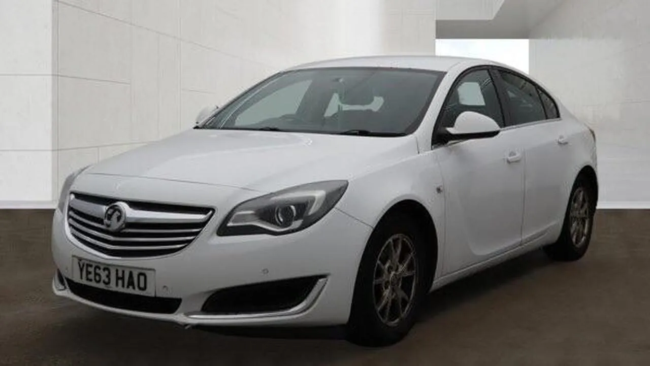 Vauxhall Insignia 2014 photo 2