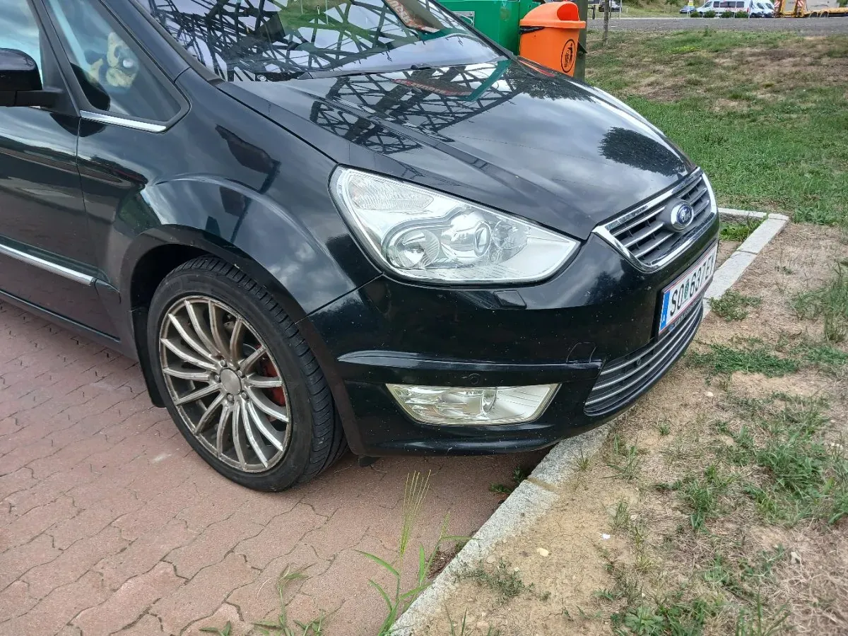 Ford Galaxy 2010 photo 3