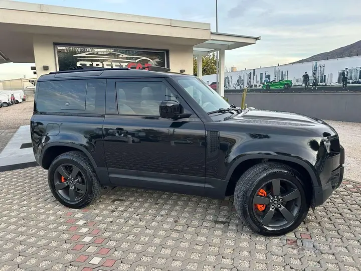 Land Rover Defender 2022 photo 2