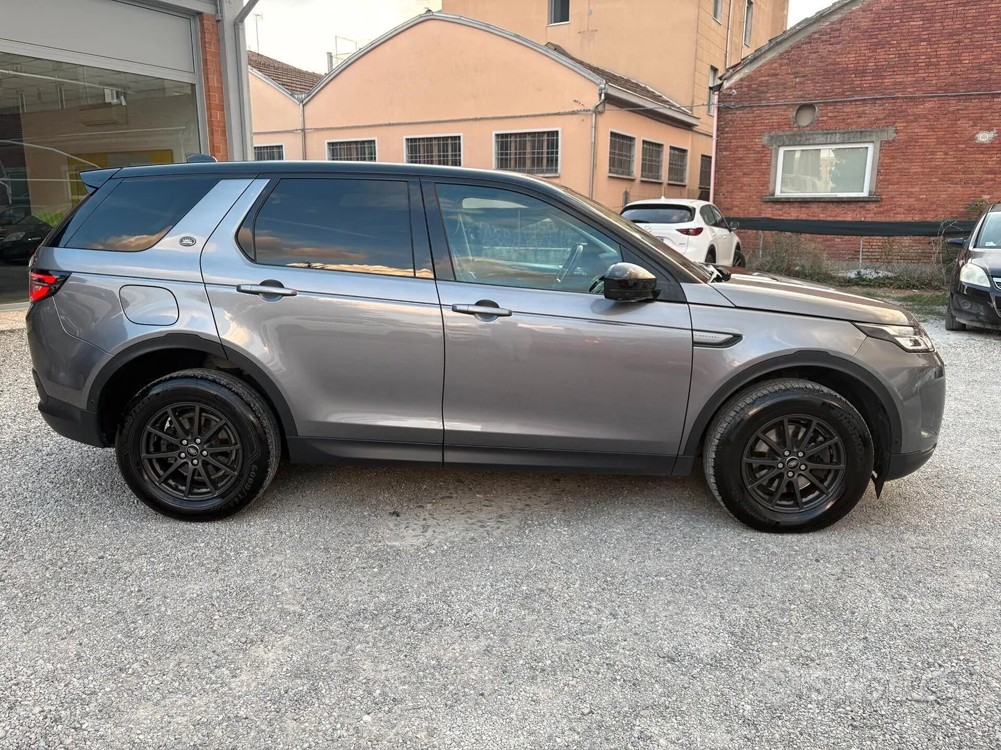 Land Rover Discovery Sport 2021 photo 4