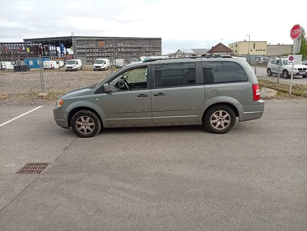 Chrysler Voyager 2008 photo 2