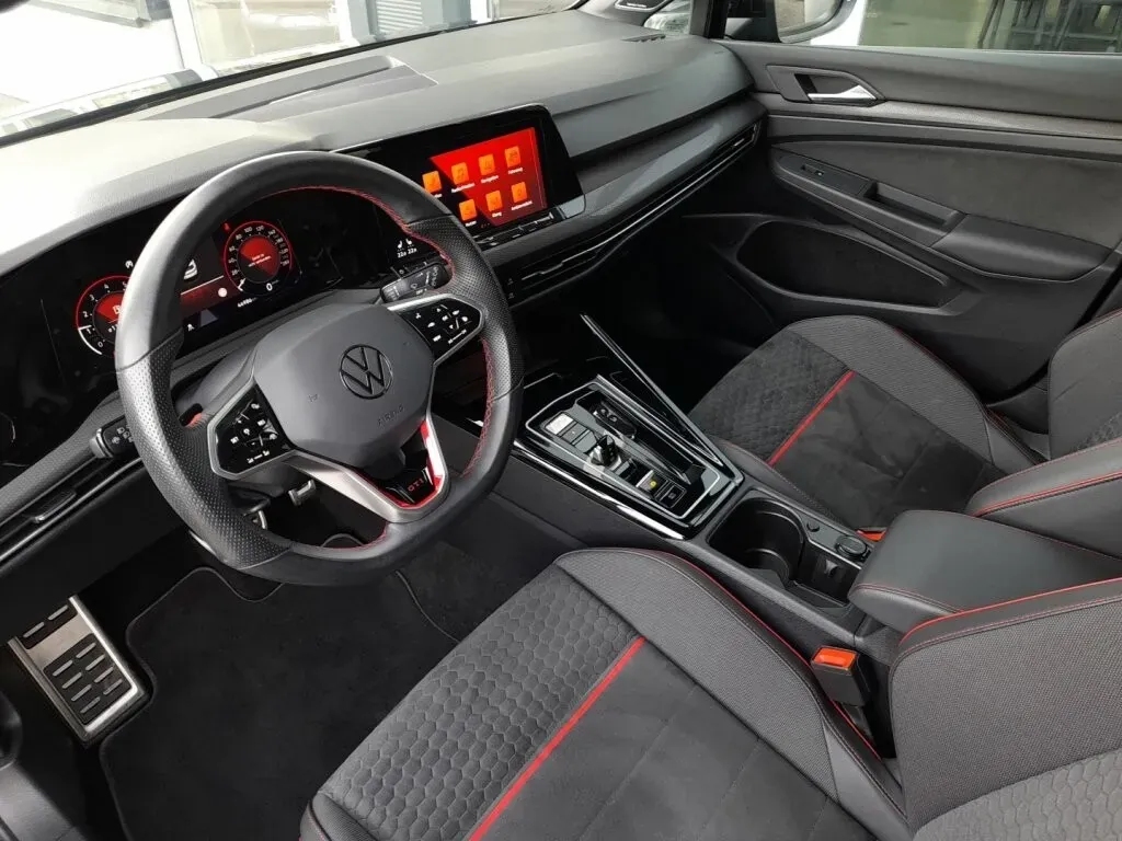 Volkswagen Golf 2024 photo 3
