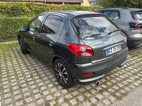 Peugeot 206 2012 photo 2