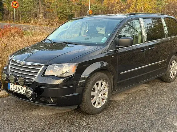 Chrysler Town & Country 2010 photo 2