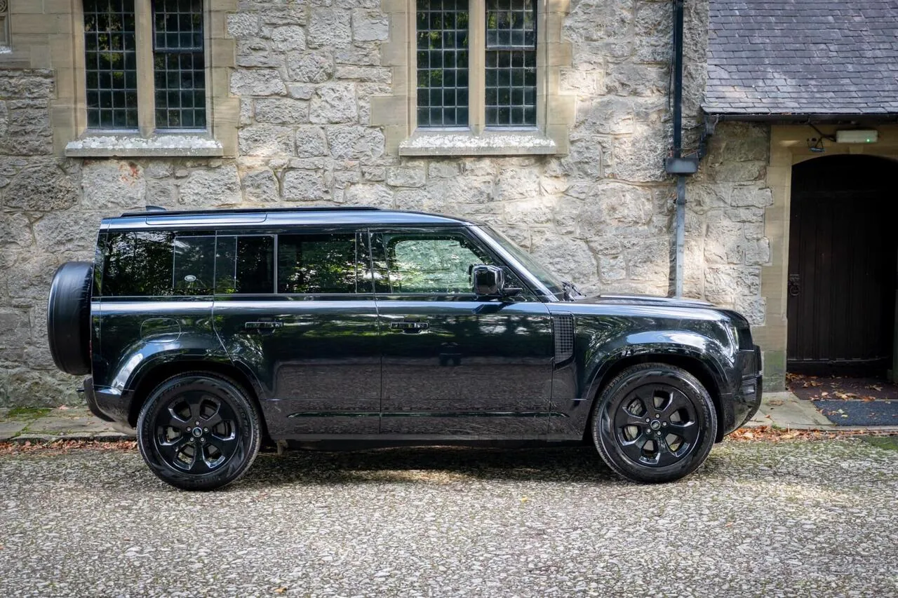Land Rover Defender 110 2023 photo 5
