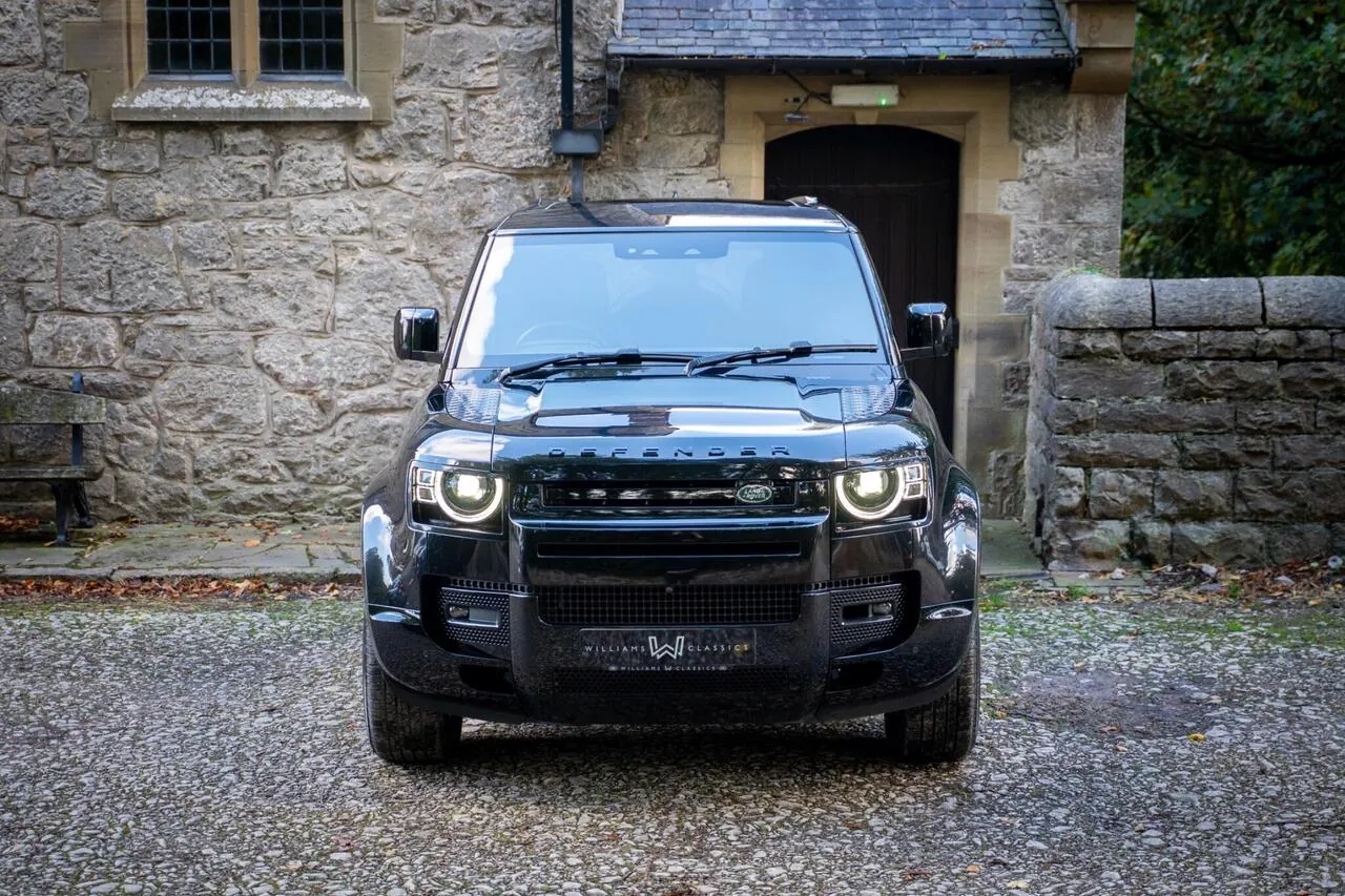 Land Rover Defender 110 2023 photo 3