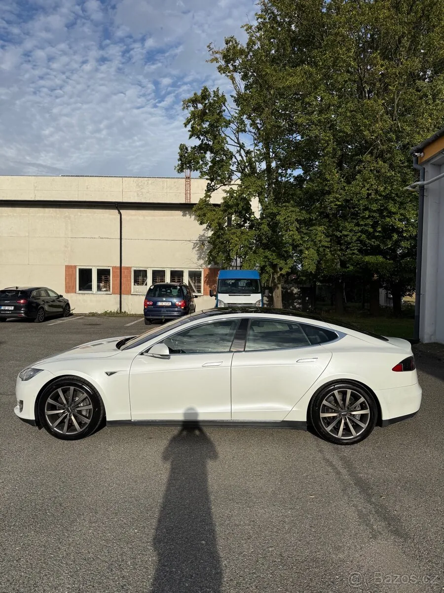 Tesla Model S 2015 photo 2