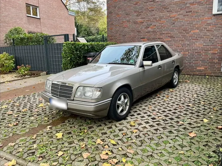 Mercedes-Benz E 200