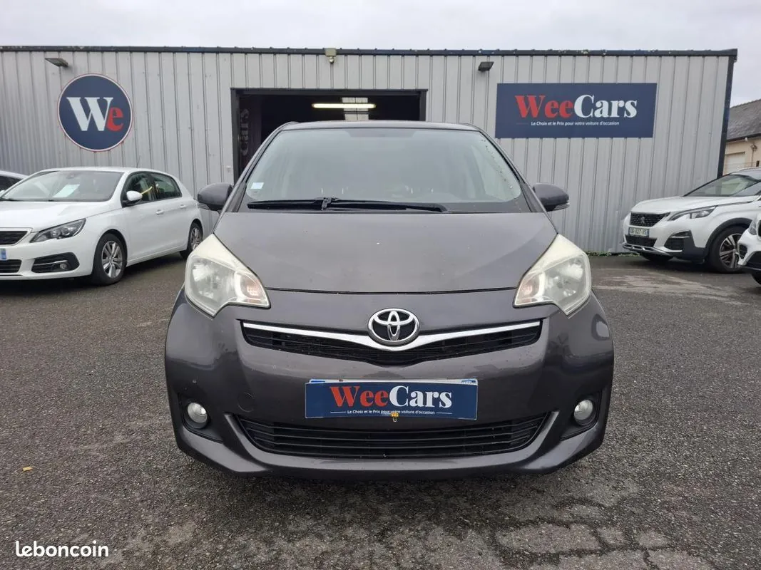 Toyota Verso-S 2013 photo 2