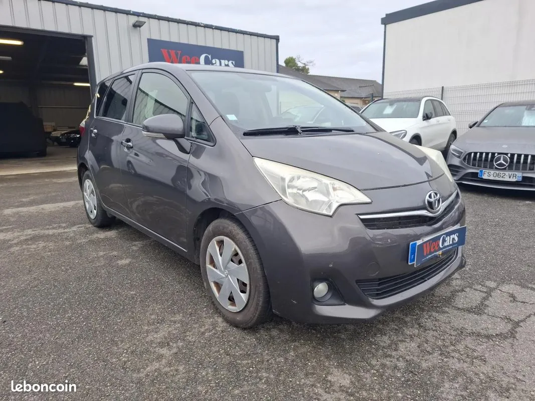 Toyota Verso-S 2013 photo 3