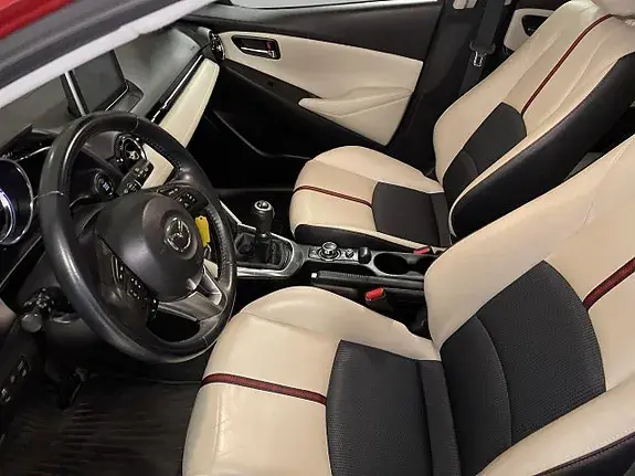 Mazda 2 2016 photo 2