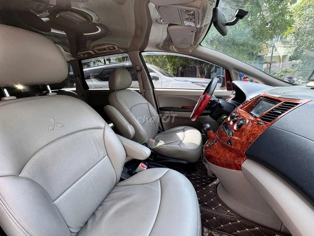 Mitsubishi Grandis 2006 photo 4