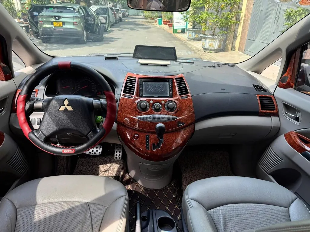 Mitsubishi Grandis 2006 photo 5