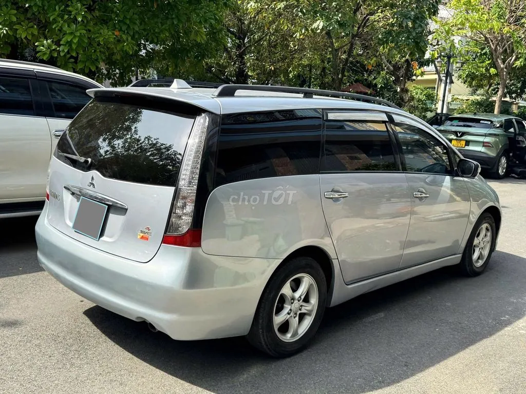 Mitsubishi Grandis 2006 photo 2